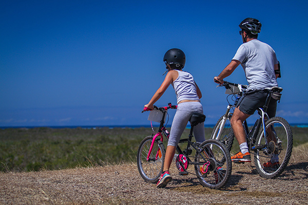 Phot père et fille à vélo